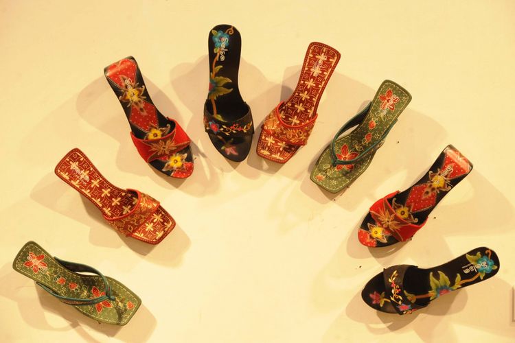 Desain kelom dalam pameran seni tradisional kelom dan payung geulis Si Geulis dari Tasikmalaya