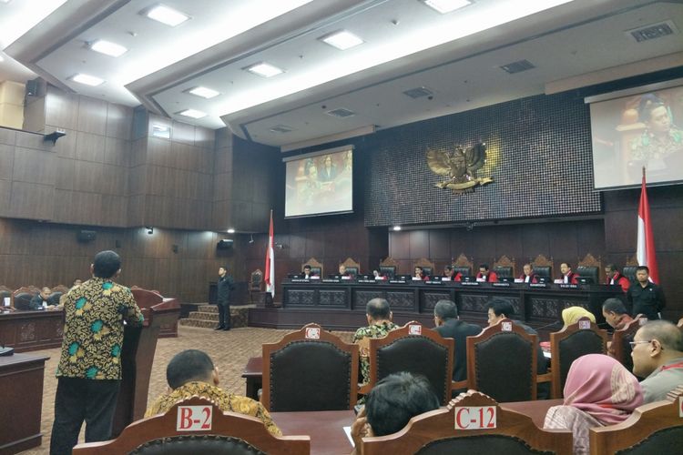 Suasana sidang uji materi Pasal 80A Undang-Undang Nomor 16 Tahun 2017 tentang Penetapan Peraturan Pemerintah Pengganti Undang-Undang Nomor 2 Tahun 2017 tentang Perubahan Atas Undang-Undang Nomor 17 Tahun 2013 tentang Organisasi Kemasyarakatan.