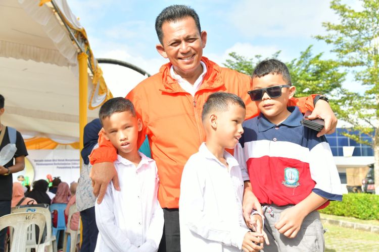 Memperingati Hari Disabilitas Internasional, Gubernur epulauan Riau (Kepri) Ansar Ahmad memberikan bantuan senilai Rp 343,2 Juta untuk penyandang disabilitas.