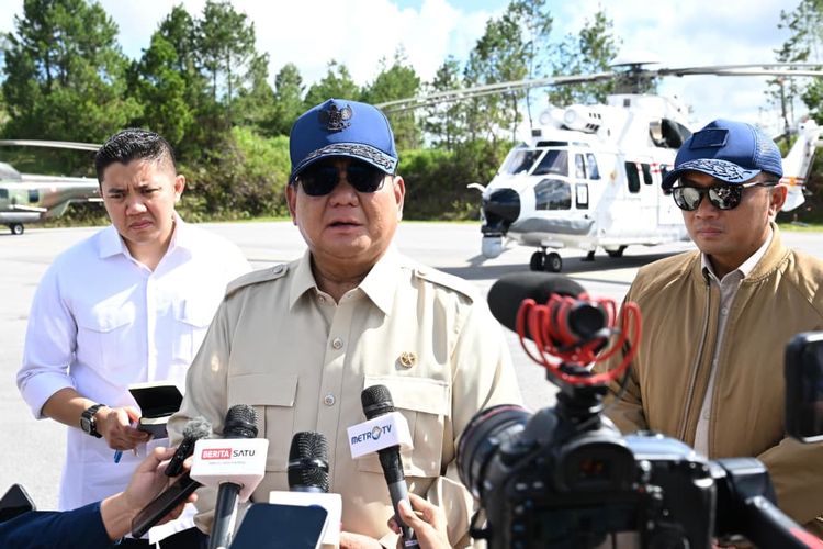 Presiden Prabowo Subianto menyampaikan keterangan pers terkait tinjauannya di lokasi banjir di Bandara Raja Sisingamangaraja XII, Tapanuli Utara, usai meninjau posko pengungsian di GOR Pandan, Kabupaten Tapanuli Tengah sekaligus berinteraksi dengan warga terdampak, Senin (1/12/2025). 