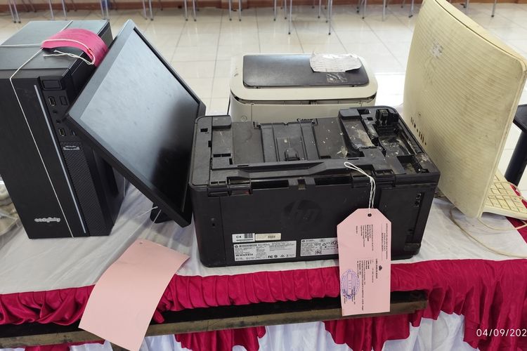 Kapolresta Cirebon bersama jajaran Reskrim menunjukan sejumlah barang bukti yang dijarah para pendemo di Gedung DPRD Kabupaten Cirebon dan Alun Alun Pataraksa Kabupaten Cirebon, di Mapolresta Cirebon pada Kamis (4/9/2025) siang.