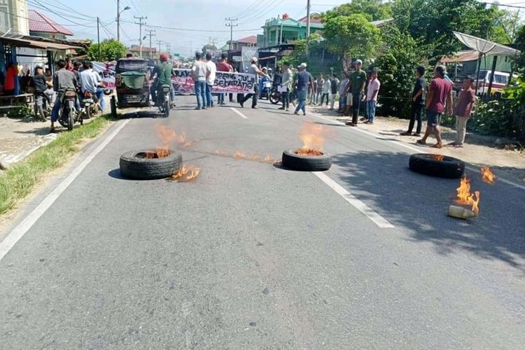 Ratusan warga memblokade jalan nasional yang menghubungkan antara Sumatera Utara dan Sumatera Barat di Desa Mompang Julu, Panyabungan Utara, Mandailing Natal, Senin 29/5/2020). Aksi yang dipicu gara-gara BLT Covid-19 ini mengakibatkan bentrok antar kelompok warga dan aparat keamanan, dan dikabarkan sedikitnya dua unit mobil dibakar serta sejumlah polisi mengalami luka-luka