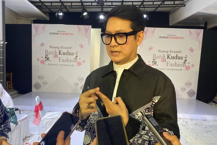 Desainer Denny Wirawan saat ditemui awak media usai Ruang Kreatif: Batik Kudus in Fashion oleh Denny Wirawan di SMK NU Banat Kudus, Sabtu (13/8/2022).