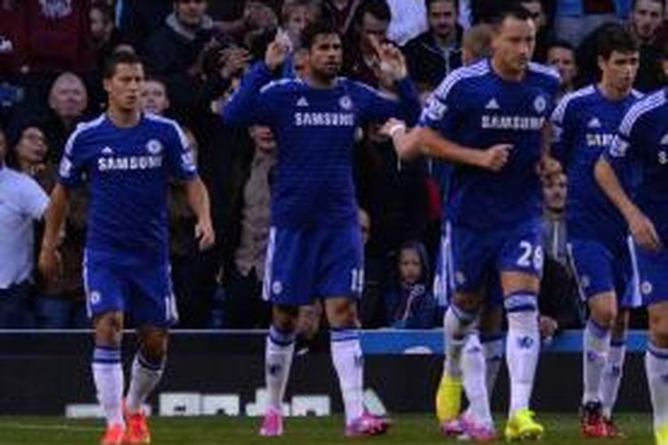 Selebrasi bomber Chelsea, Diego Costa, seusai membobol gawang Burnley pada pertandingan Premier League, Senin (18/8/2014). 