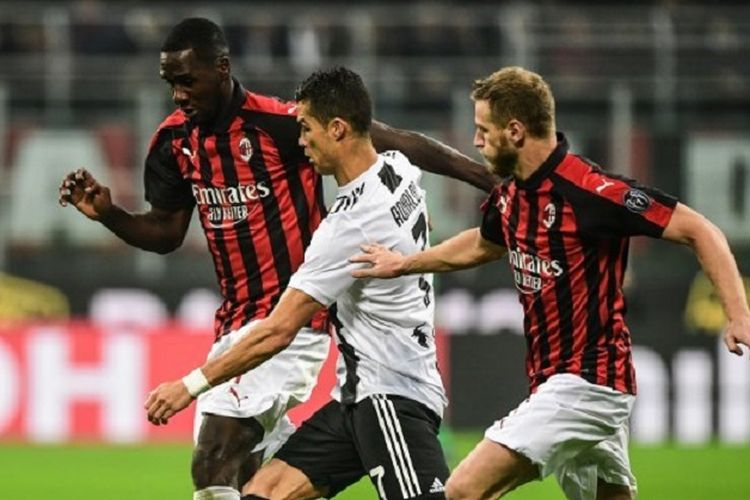 Cristiano Ronaldo diapit Cristian Zapata dan Ignazio Abate pada laga AC Milan vs Juventus di San Siro dalam pertandingan Serie A Liga Italia, 11 November 2018. 