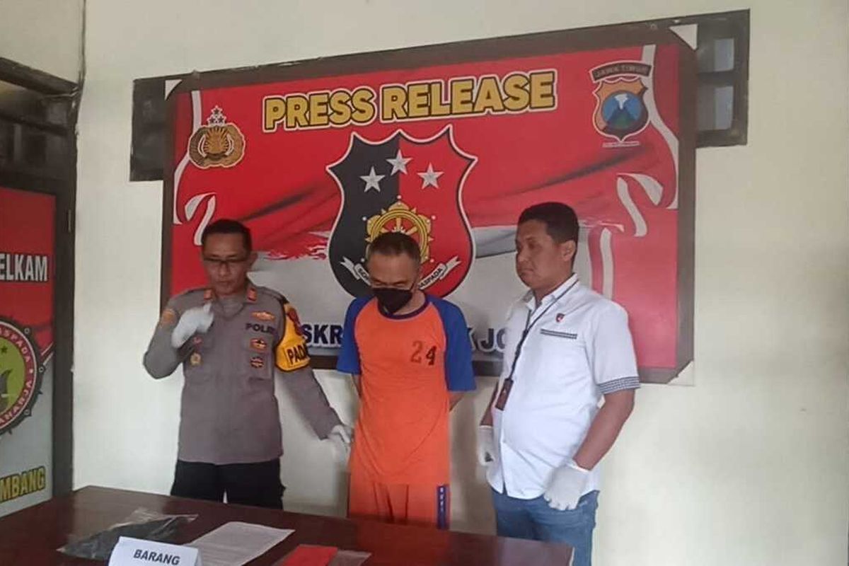 Pelaku yang membakar rumah peninggalan orang tuanya, diamankan petugas di Polsek Jombang, Kabupaten Jombang, Jawa Timur, Jumat (27/9/2024).