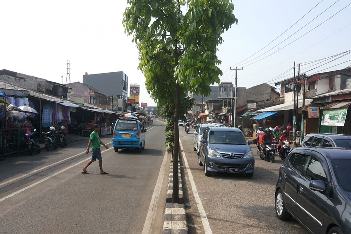 Situasi di Jalan Dewi Sartika, Depok pada Rabu (14/6/2017). Pemerintah Kota Depok sedang merencanakan ingin mengubah Jalan Dewi Sartika menjadi jalan satu arah. 