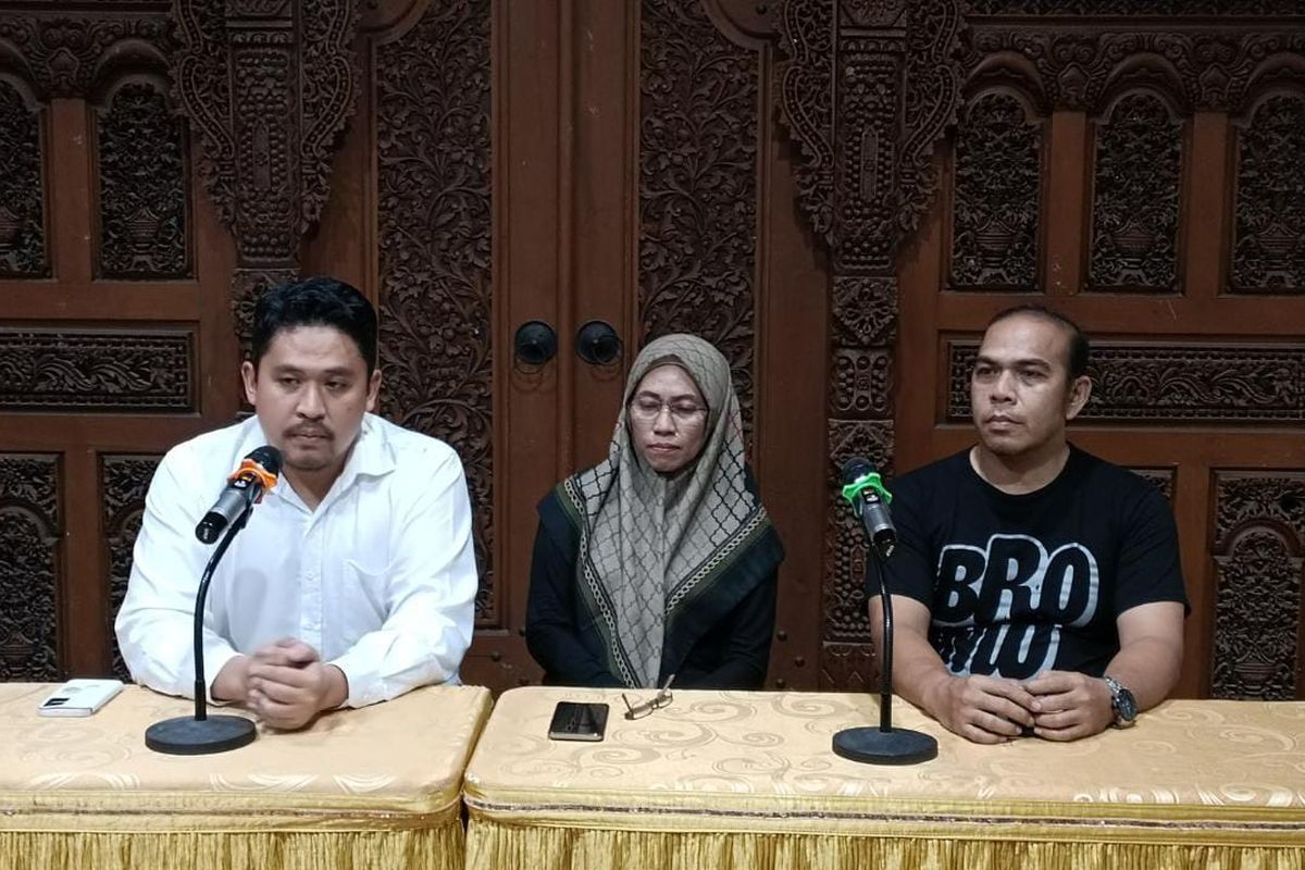 Kuasa hukum dari almarhum Muhammad Hasya Attalah Syahputra, Rian Hidayat (kanan), saat memberikan keterangan terkait pembentukan TGPF dalam kasus tabrakan yang melibatkan Hasya dan AKBP (Purn) Eko Setia BW di wilayah Bekasi Selatan, Kota Bekasi, Selasa (30/1/2023) malam.