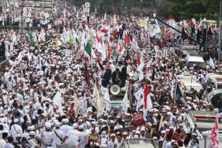 Ribuan umat muslim memenuhi Jalan Merdeka Barat saat demonstrasi menuju ke Istana Merdeka, Jakarta, Jumat (4/11/2016). Demonstran mendesak pihak kepolisian menetapkan Basuki Tjahaja Purnama (Ahok) menjadi tersangka terkait kasus dugaan penistaan agama. 