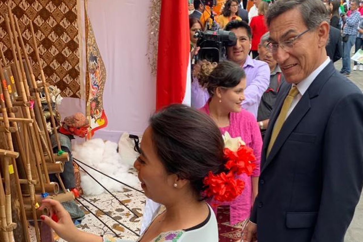 Presiden Peru Martin Vizcarra menyaksikan permainan angklung persembahan Kedutaan Besar RI di Lima, Peru.