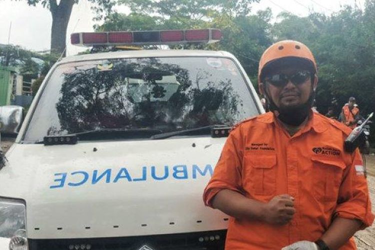 Supir ambulans dari Relawan Rumah Zakat Action, Asep (42) rela tidak tidur demi misi kemanusiaan gempa bumi di Kabupaten Cianjur, Jumat (25/11/2022) 
