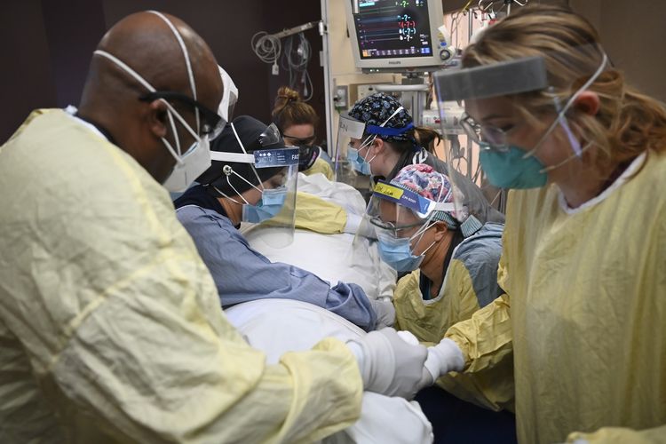 Foto tertanggal 7 Desember 2020 memperlihatkan para perawat di UGD North Memorial Health Hospital di Robbinsdale, Minnesota, sedang merawat pasien Covid-19.