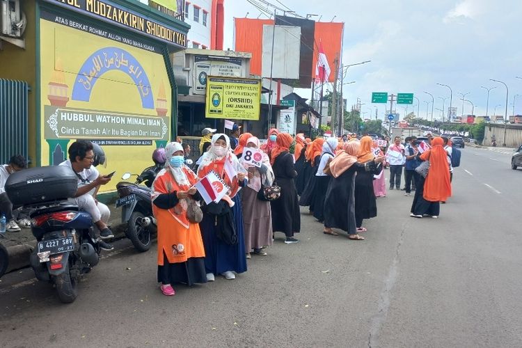 Jelang deklarasi bacapres dari PKS, sejumlah simpatisan partai mulai berkumpul di beberapa titik Jalan TB Simatupang, Jakarta Selatan, pada Kamis (23/2/2023).