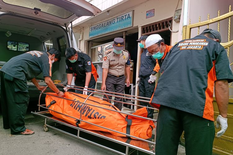 Seorang pria ditemukan tewas di tempat kerjanya di Kelurahan Kampung Melayu, Kecamatan Jatinegara, Jakarta Timur, pada Senin (30/1/2023) pagi. Pria itu diduga tewas karena tersengat listrik.