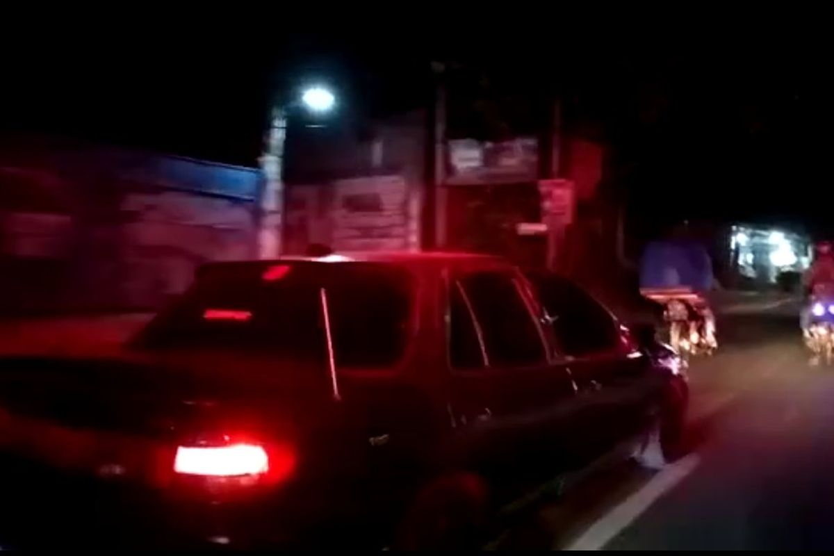 Tangkapan layar video mobil sedan diduga halangi laju ambulans di Pamulang, Tangerang Selatan.