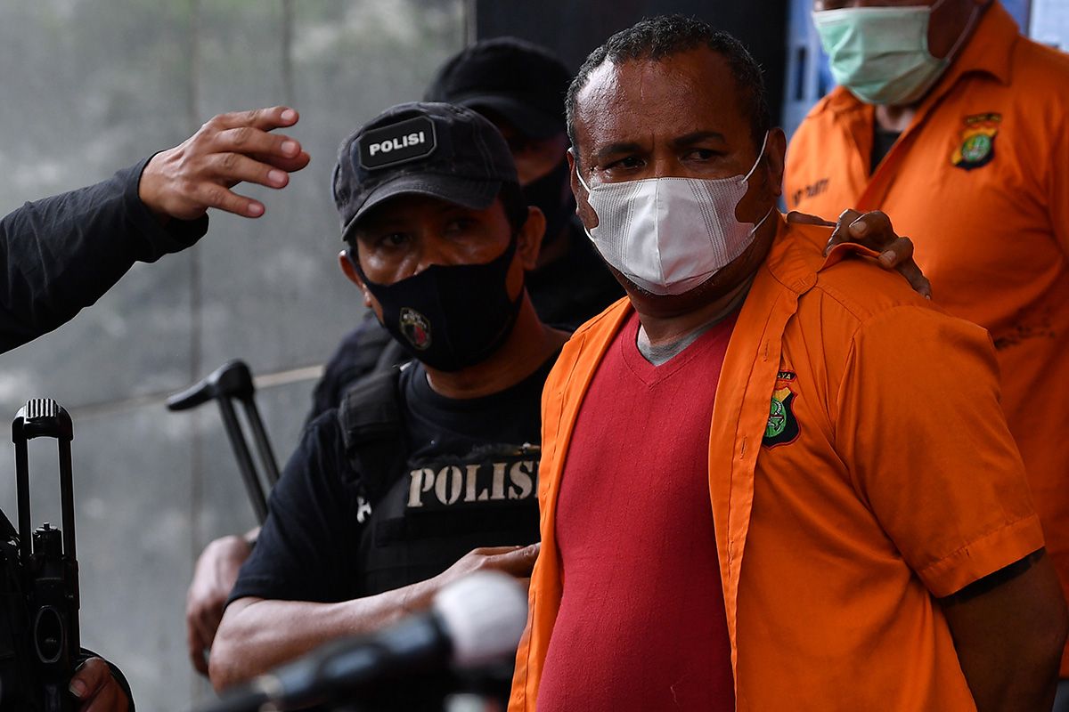 Polisi membawa salah satu tersangka kejahatan John Kei saat rilis di Polda Metro Jaya, Jakarta, Senin (22/6/2020). Tim gabungan Polda Metro Jaya berhasil menangkap 30 orang yakni John Kei beserta anggota kelompoknya dalam kasus pengeroyokan, pembunuhan dan kekerasan di kawasan Duri Kosambi, Jakarta Barat dan Perumahan Green Lake City, Kota Tangerang, Banten pada Minggu 21 Juni 2020.