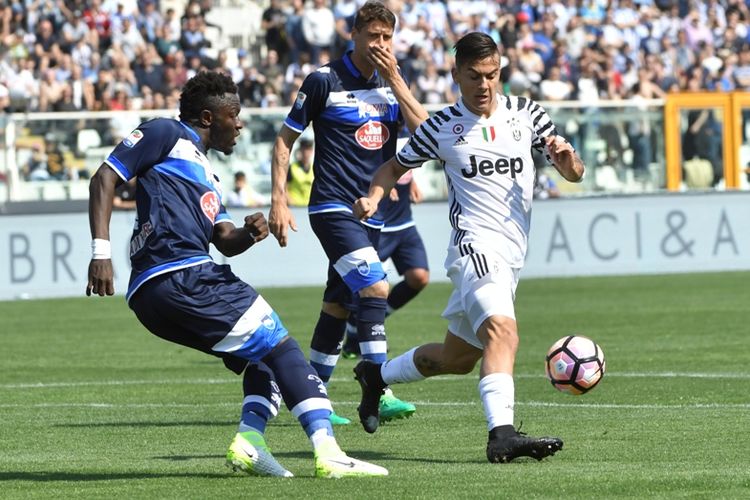 Penyerang Juventus, Paulo Dybala (kanan) mengontrol bola dalam pertandingan Serie A melawan Pescara pada 15 April 2017. 