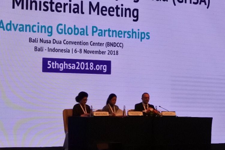 Menteri Koordinator Bidang Pembangunan Manusia dan Kebudayaan Puan Maharani (tengah), Menteri Kesehatan Nila F. Moeloek (kiri), dan Jenderal Menteri Kesehatan Italia Guiseppe Ruocco (kanan) membuka forum Global Health Security Agenda (GHSA) di Nusa Dua, Bali, Selasa (6/11/2018)
