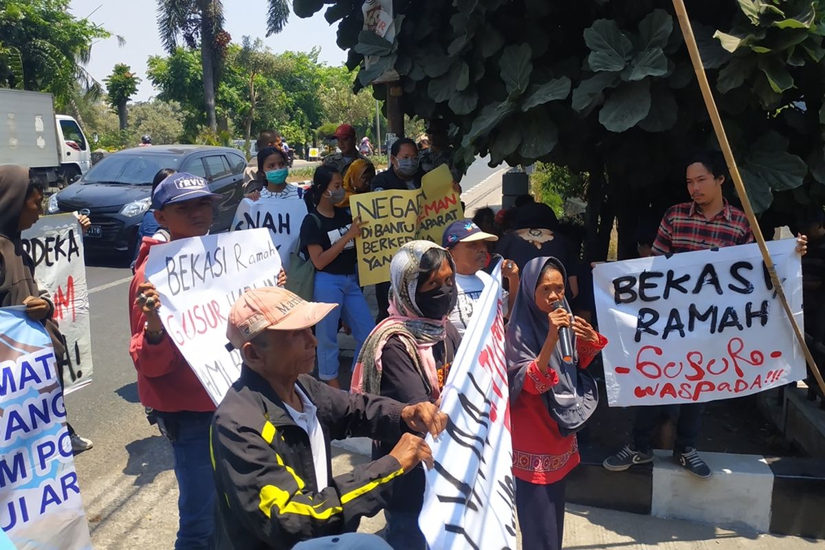 Warga korban gusuran yang tergabung dalam Forum Korban Penggusuran Bekasi (FKPB) kembali menggeruduk Badan Pertanahan Nasional (BPN) Kota Bekasi di Jalan Khairil Anwar, Bekasi Timur, Rabu (11/9/2019).