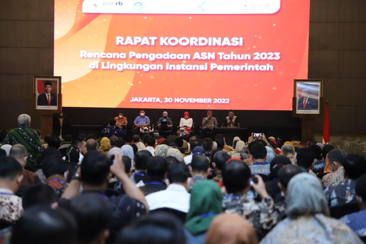 Menteri PANRB Abdullah Azwar Anas, Menteri Kesehatan Budi Gunadi Sadikin, dan Mendikbudristek Nadiem Makarim dalam acara Rapat Koordinasi Rencana Pengadaan ASN di Lingkungan Instansi Pemerintah Tahun 2023, di Jakarta, Rabu (30/11/2022).
