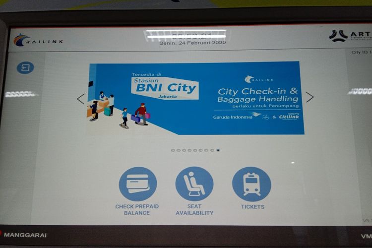 Untuk membeli tiket kereta api bandara melalui vending machine, kamu cukup tekan Tickets yang tertera pada layar sentuh vending machine, Stasiun Manggarai, Jakarta, Senin (24/2/2020).
