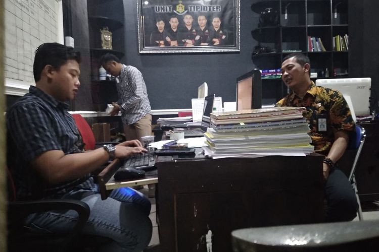 DIPERIKSA--Kepala Bidang Kedaruratan dan Logistik Badan Penanggulangan Bencana Daerah Kabupaten Ponorogo, Setyo Budiono diperiksa polisi setelah membuat laporan raibnya uang senilai Rp 21,5 juta di rekening BRInya.