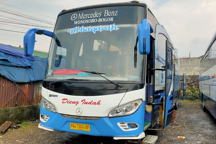 Bus AKAP PO Dieng Indah di Terminal Ciawi, Bogor. Bus Dieng Indah juga melayani perjalanan rute Jakarta-Wonosobo.  