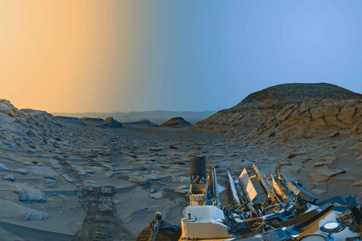 Gambar teraru pemandangan permukaan planet Mars yang dipotret oleh Curiosity.