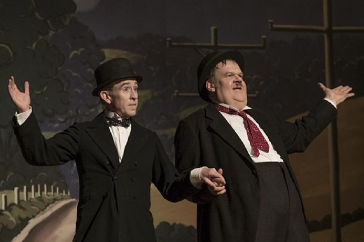 John C Reilly (kanan) menjadi Oliver Hardy dan Steve Coogan berperan sebagai Stan Laurel dalam film Stan & Ollie (2018).