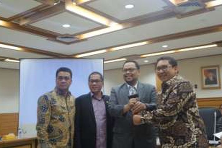 Wakil Ketua DPR RI Fadli Zon (paling kanan) bersama tiga pimpinan pansus pemilu terpilih, Ahmad Riza Patria, Yandri Susanto dan Lukman Edy (paling kiri ke kanan) usai pemilihan pimpinan pansus RUU Pemilu, Senin (21/11/2016)