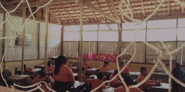 Suasana belajar mengajar di tiga ruang kelas di Sekolah Dasar Negeri (SDN) 4 Sulursari, Kecamatan Gabus, Kabupaten Grobogan, Jawa Tengah yang hanya disangga tiang bambu, Selasa (29/10/2019).