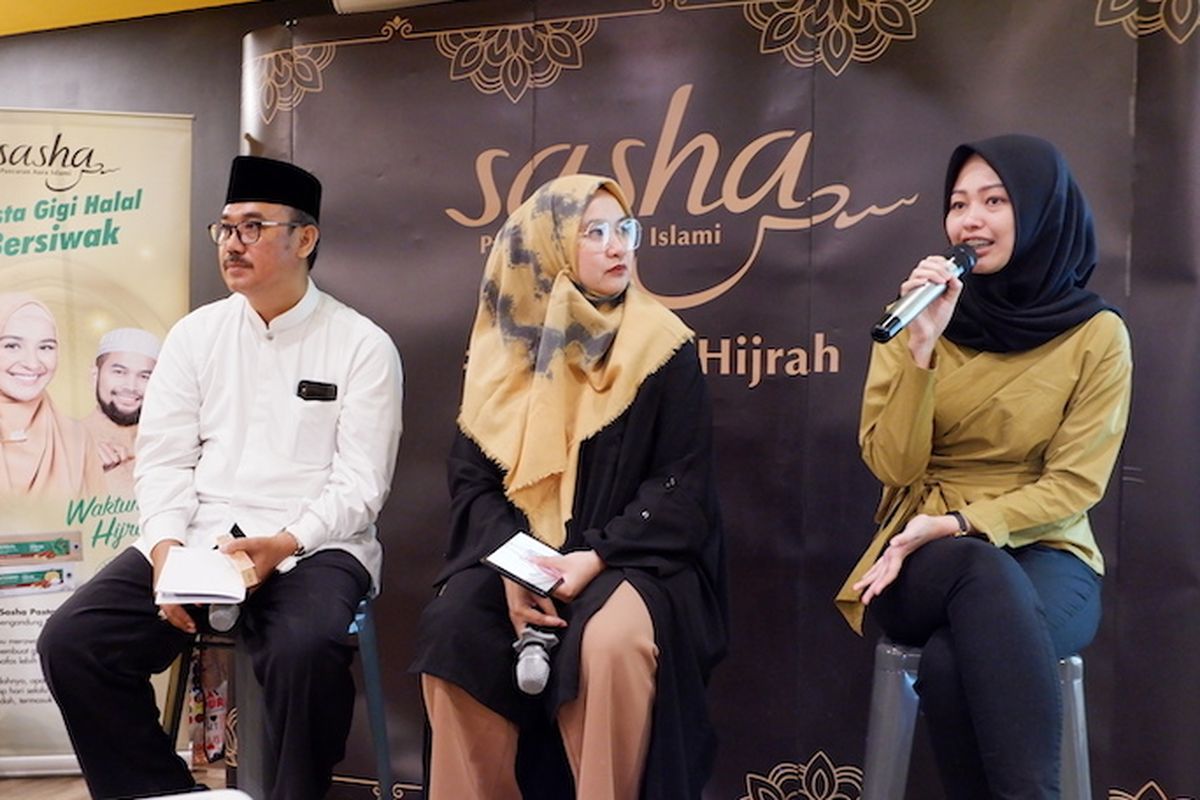 Ketua LPPOM MUI, Dr.Lukmanul Hakim,Media, Ketua Umum Badan Kontak Majelis Taklim Syifa Fauziah, dan brand manager Sasha, Danti Nastiti, dalam diskusi di Jakarta (9/5).