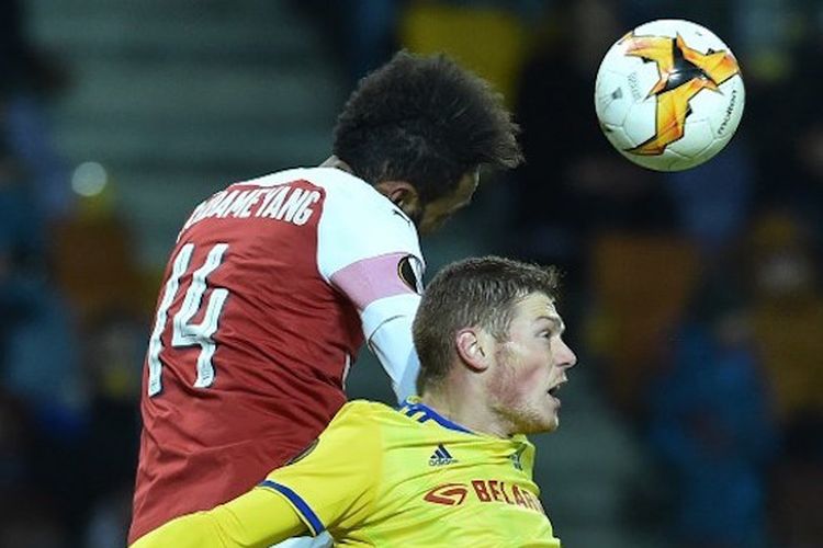 Pierre-Emerick Aubameyang dan Aleksandar Filipovic memperebutkan bola pada pertandingan BATE Borisov vs Arsenal di Borisov Arena dalam babak 32 besar Liga Europa, 14 Februari 2019. 