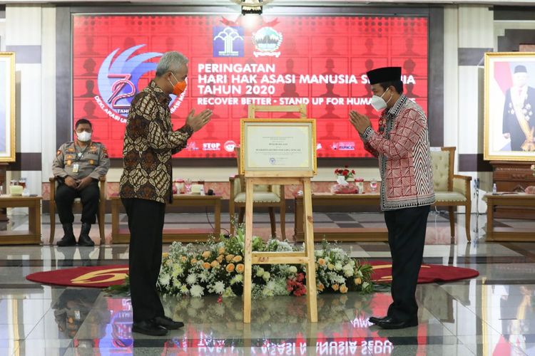 Gubernur Jawa Tengah (Jateng) Ganjar Pranowo sedang menerima penghargaan pembina Kabupaten dan Kota Peduli Hak Asasi Manusia dari Kantor Wilayah (Kanwil) Hukum dan HAM Jateng, Senin (14/12/2020).