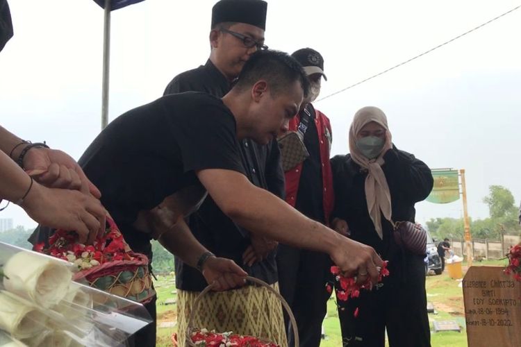 Additional Drummer NOAH, Rio Alief saat menaburkan bunga di atas makam istrinya, Clerence Chyntia Radhanta di TPU Jombang, Tangerang Selatan pada Selasa (18/10/2022).