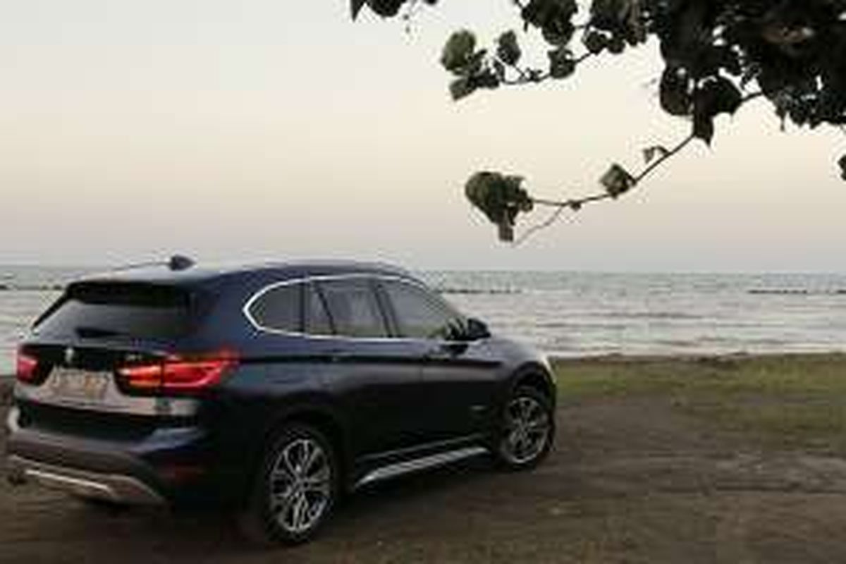 All New BMW X1 turut ikut ekspedisi Merapah Trans Jawa Kompas.com, sedang berada di Pantai Tirtamaya, Indramayu.