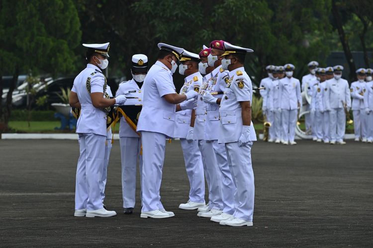 Kepala Staf Angkatan Laut (KSAL) Laksamana Yudo Margono memimpin upacara serah terima jabatan (sertijab) tujuh jabatan strategis di lingkungan TNI Angkatan Laut di Markas Besar Angkatan Laut (Mabesal), Jakarta, Rabu (2/2/2022).