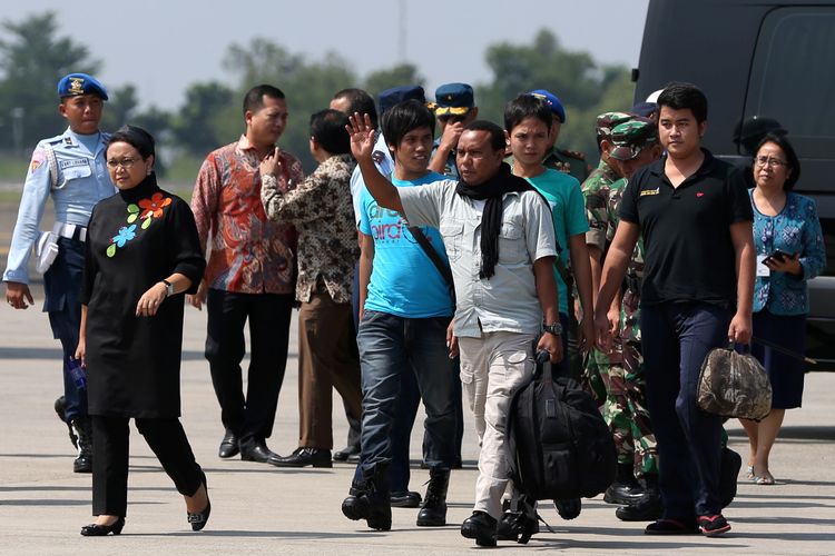 A file photo of four Indonesian crew members who were being held hostage by Abu Sayyaf terror group in the Philippines arrived the Halim Perdanakusuma Airport in Jakarta and welcomed by Foreign Affairs Minister Retno Marsudi (left) on Friday, May 13, 2016. KOMPAS IMAGES/KRISTIANTO PURNOMO