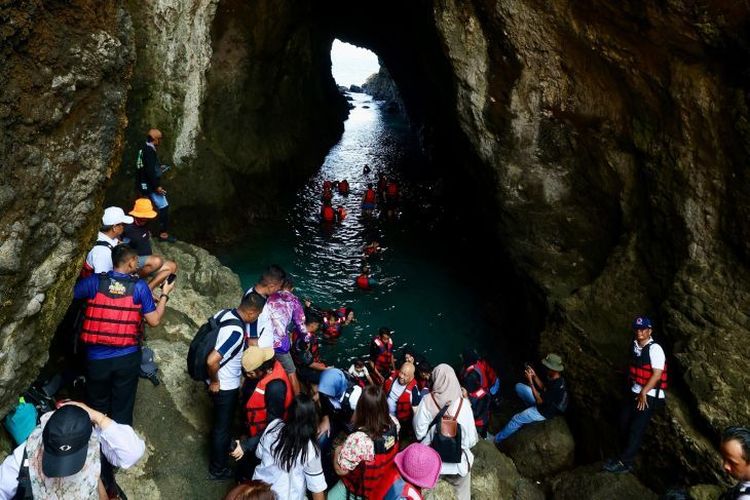 Wisatawan di Pulau Bedil, Banyuwangi.