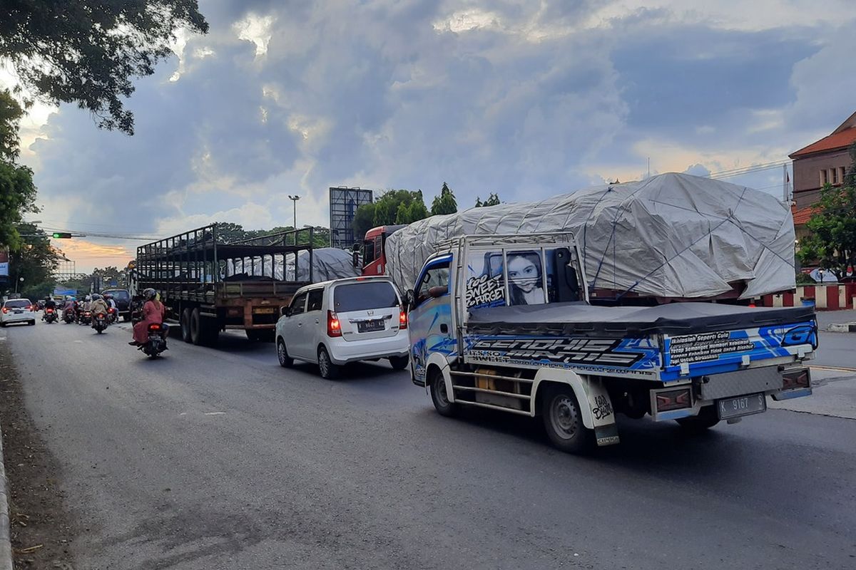 Kondisi jalur Pantura Rembang di Kabupaten Rembang, Jawa Tengah, pada Kamis (28/4/2022)