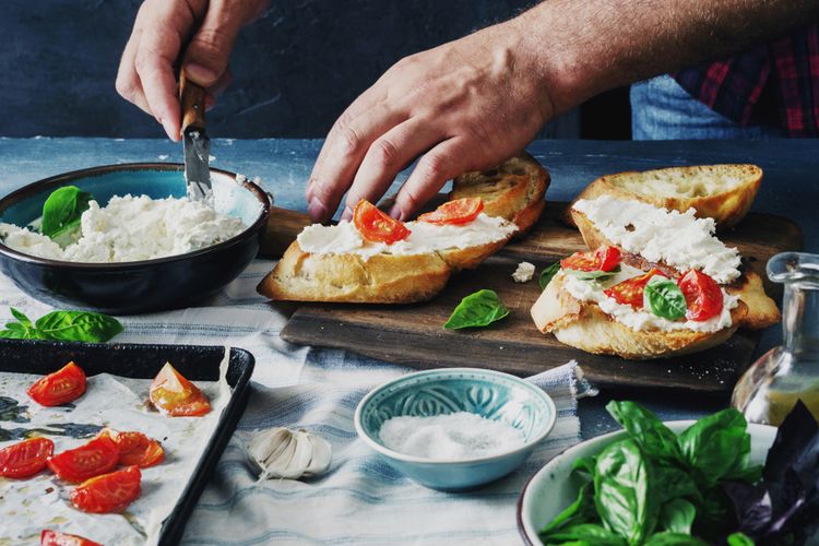 Ilustrasi bruschetta khas Italia. Bruschetta konon awal mula dari garlic bread ala Amerika. 