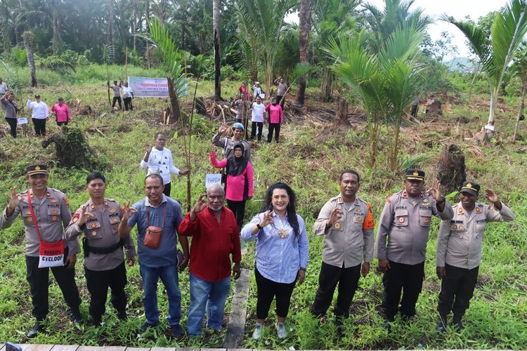 Kapolres Jayapura, AKBP Frederickus WA Maclarimboen bersama pemilik hak ulayat atau ondoafi dan 15 pasangan nikah dinas yang merupakan anggota polisi dari Polres Jayapura, usai menanam sagu di Lokasi Hutan Sagu, Kampung Komba, Distrik Sentani, Kabupaten Jayapura, Papua, Jumat (14/7/2023).