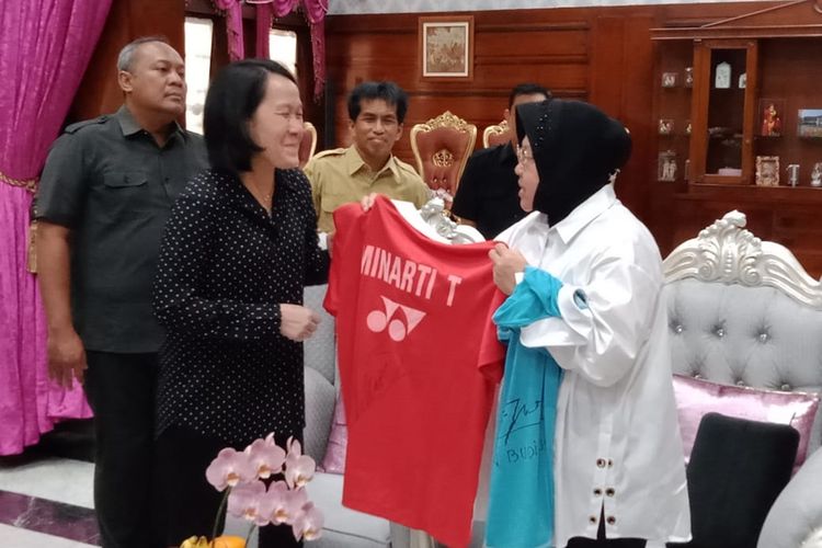 Mantan Atlet Bulutangkis asal Surabaya, Minarti Timur, menyerahkan raket dan jersey kepada Wali Kota Surabaya Tri Rismaharini di kediaman wali kota Jalan Sedap Malam, Surabaya, Jawa Timur, Senin (7/10/2019).