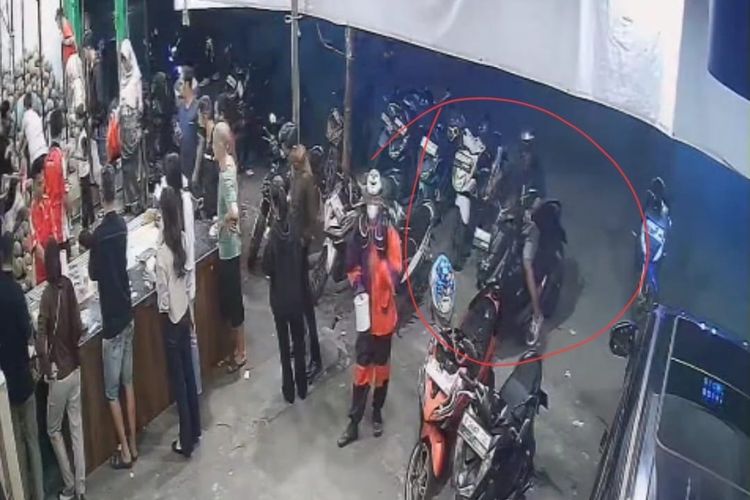 Awalnya Dikira Jukir, Seorang Pria Bawa Kabur Motor Pembeli Durian di Jakbar