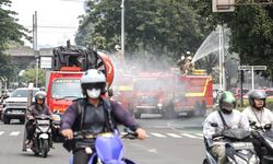 Menjaga Warga di Tengah Sebaran Abu Anak Krakatau di Jakarta
