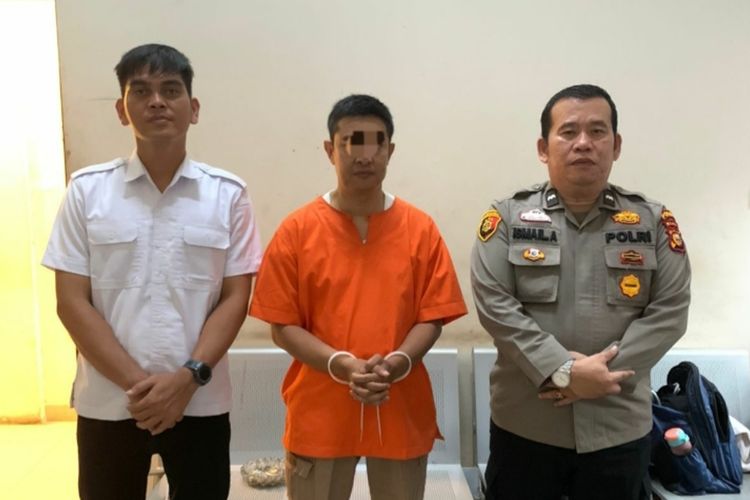 Tersangka kasus korupsi pada Bank Riau Kepri Cabang Duri, FI (42) saat ditahan di Ditreskrimsus Polda Riau, Rabu (3/5/2023) malam.