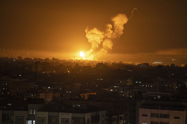 Api dan asap mengepul setelah serangan udara Israel di Jalur Gaza pada Jumat (7/4/2023) dini hari. Militer Israel telah menyerang sasaran di Jalur Gaza