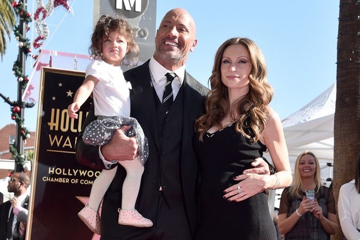 Aktor Dwayne Johnson atau The Rock dan penyanyi Lauren Hashian serta putri mereka, Jasmine, menghadiri acara penganugerahan bintang di Hollywood Walk of Fame, Hollywood, California, pada 13 Desember 2017.   