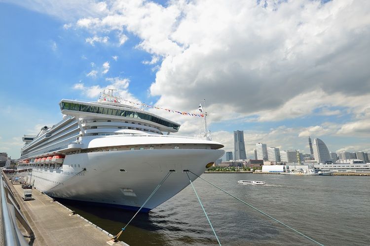 Kapal pesiar Diamond Princess di pelabuhan Yokohama, Jepang.