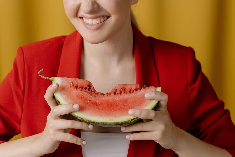 Semangka adalah buah yang tinggi kandungan air sehingga baik untuk dikonsumsi sebagai camilan sehat sekaligus membantu menjaga tubuh tetap terhidrasi.